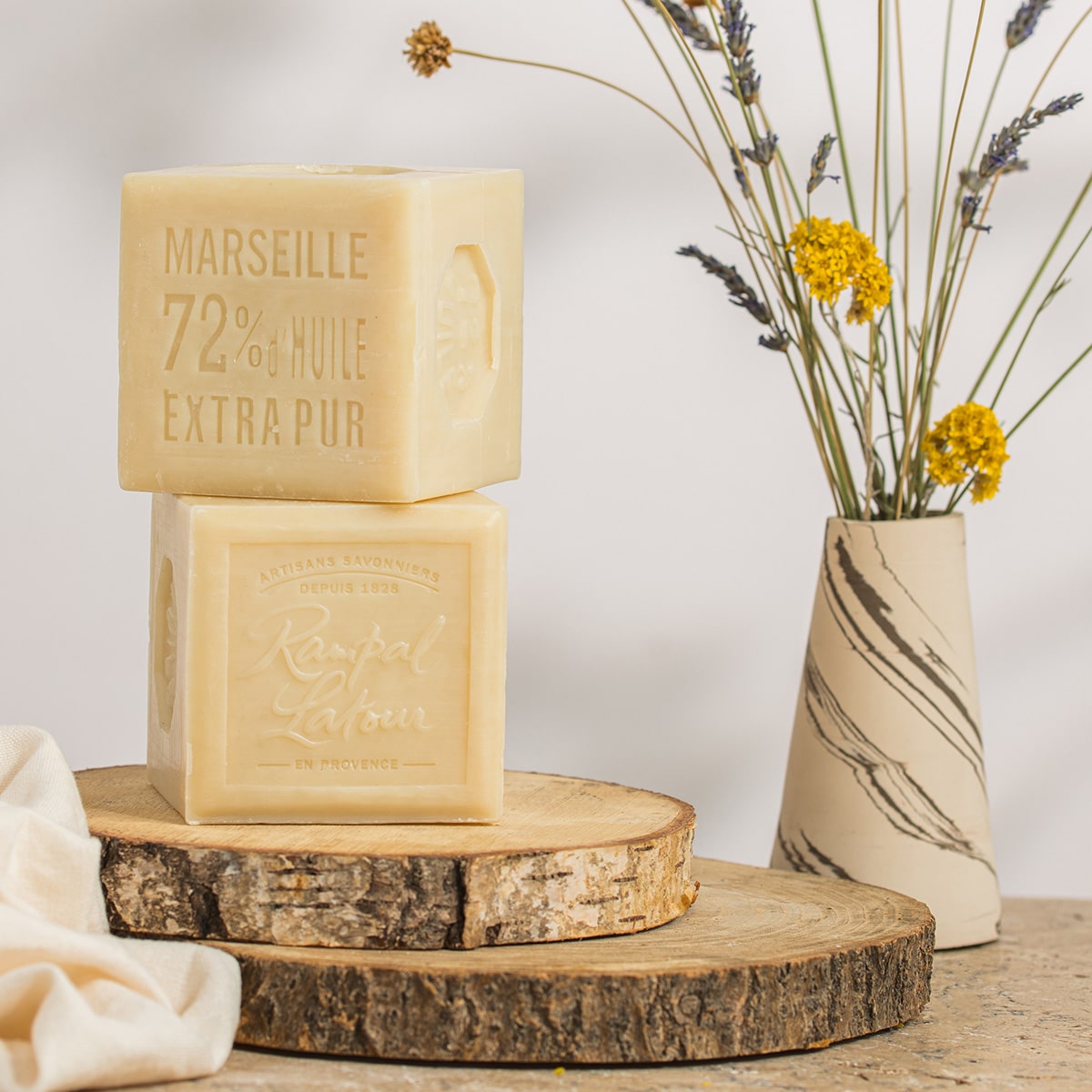 Carton de 10 cubes de savon de Marseille aux huiles végétales - Cosmos Natural