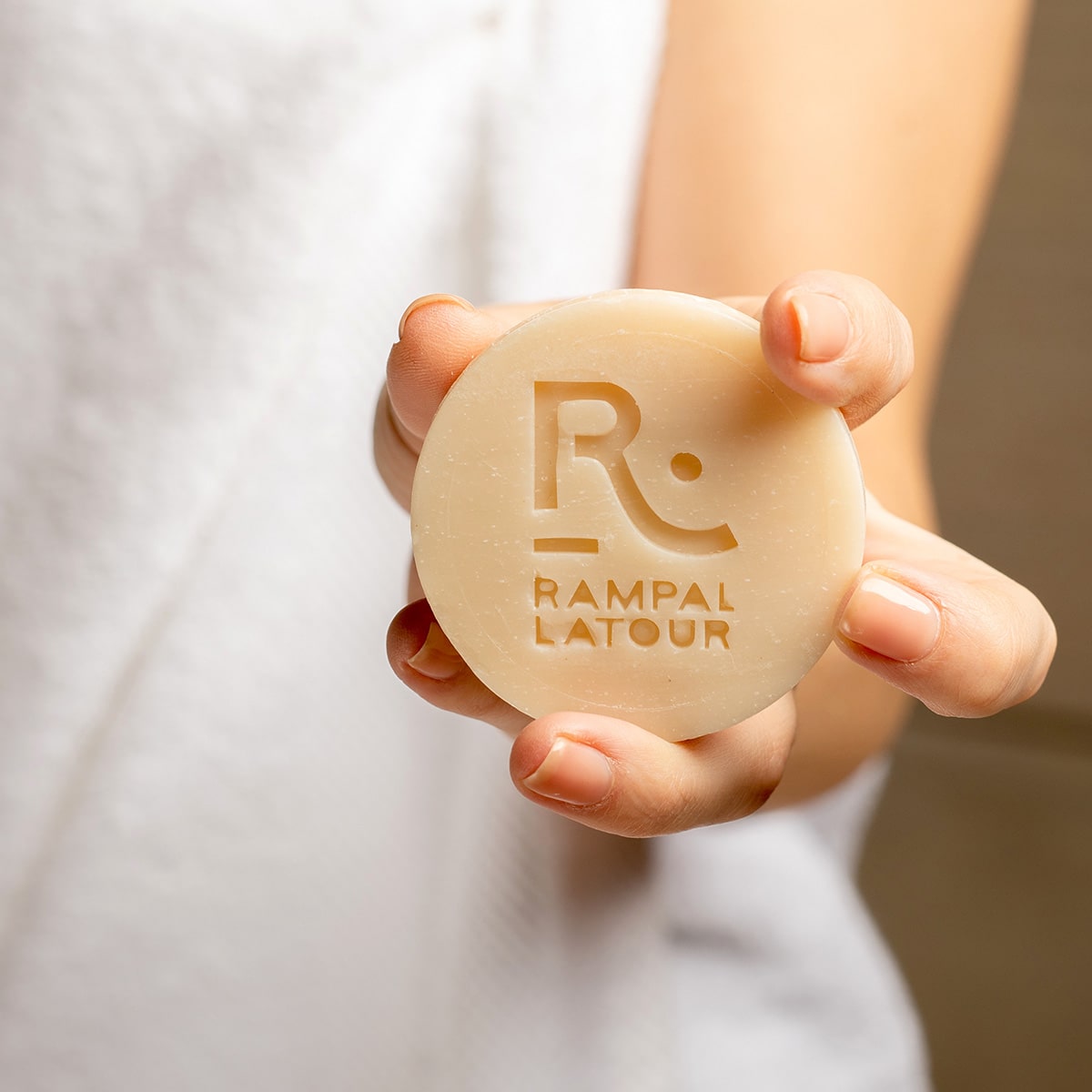 Shampoing solide tous types de cheveux Amande 80g - Cosmos Natural